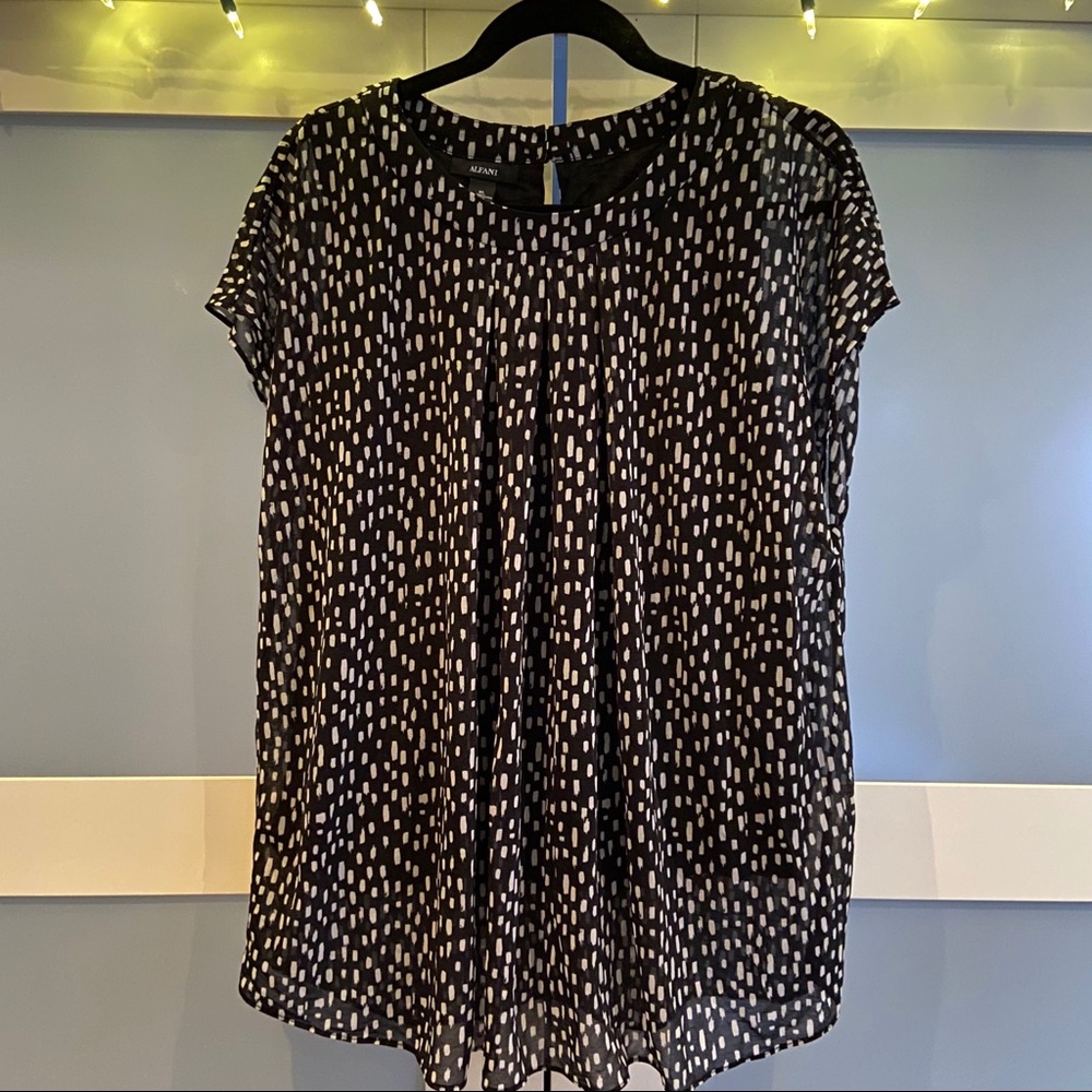 NWOT: Alfani Black and White Blouse
